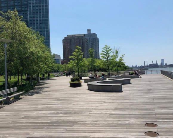 Short, Easy Trips from Roosevelt Island: Gantry State Park Gantry State Park's boardwalk with abundant seating with skyline and river views.